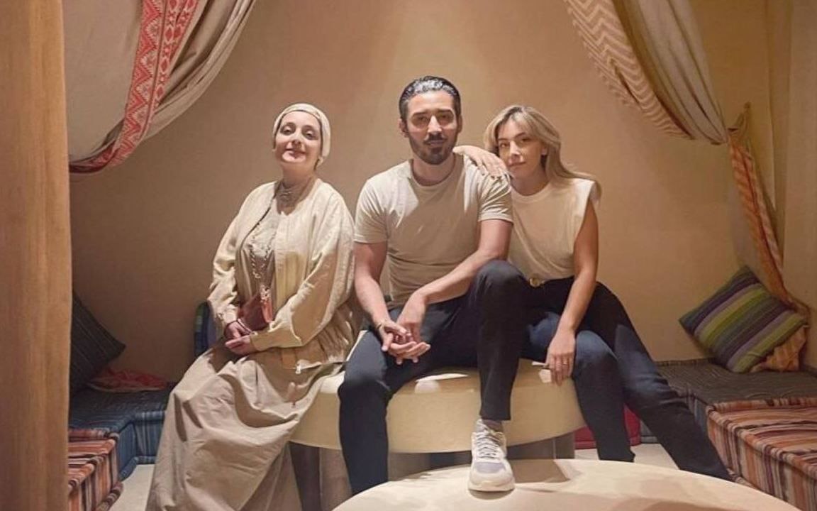 قوچان‌نژاد در کنار همسر و خواهرهمسرش در دبی