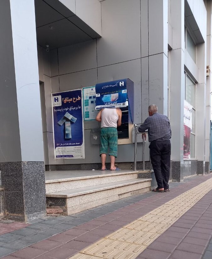 تیپ نامتعارف یک مشتری در مراجعه به بانک