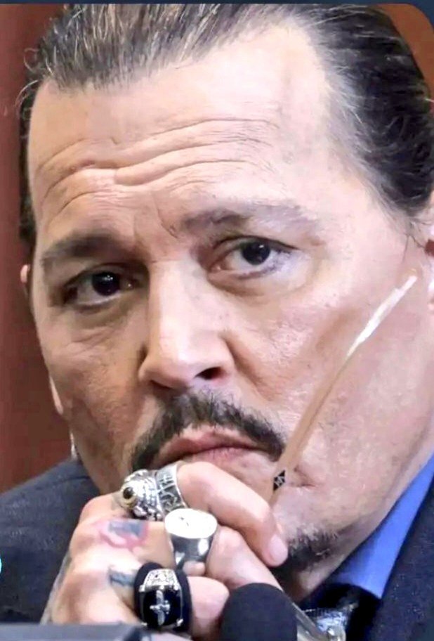 طرح ایرانی باستان بر روی انگشتر جانی دپ