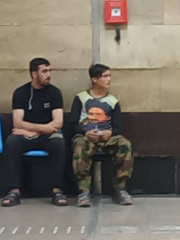 عکس رهبر طالب روی لباس جوان افغان در مترو تهران!