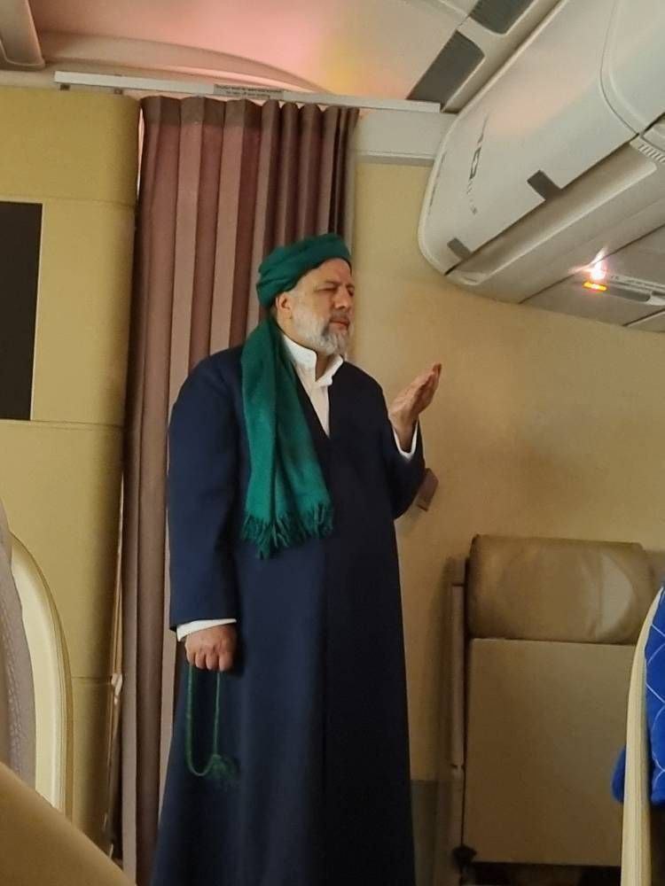 نماز خواندن رئیسی در هواپیما