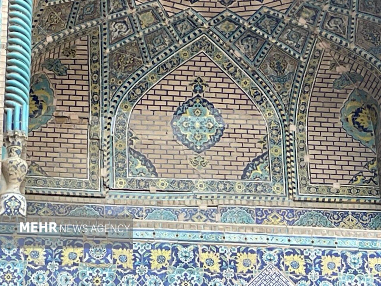 گنبد و ستون‌های مسجد جامع اصفهان ترک خورد