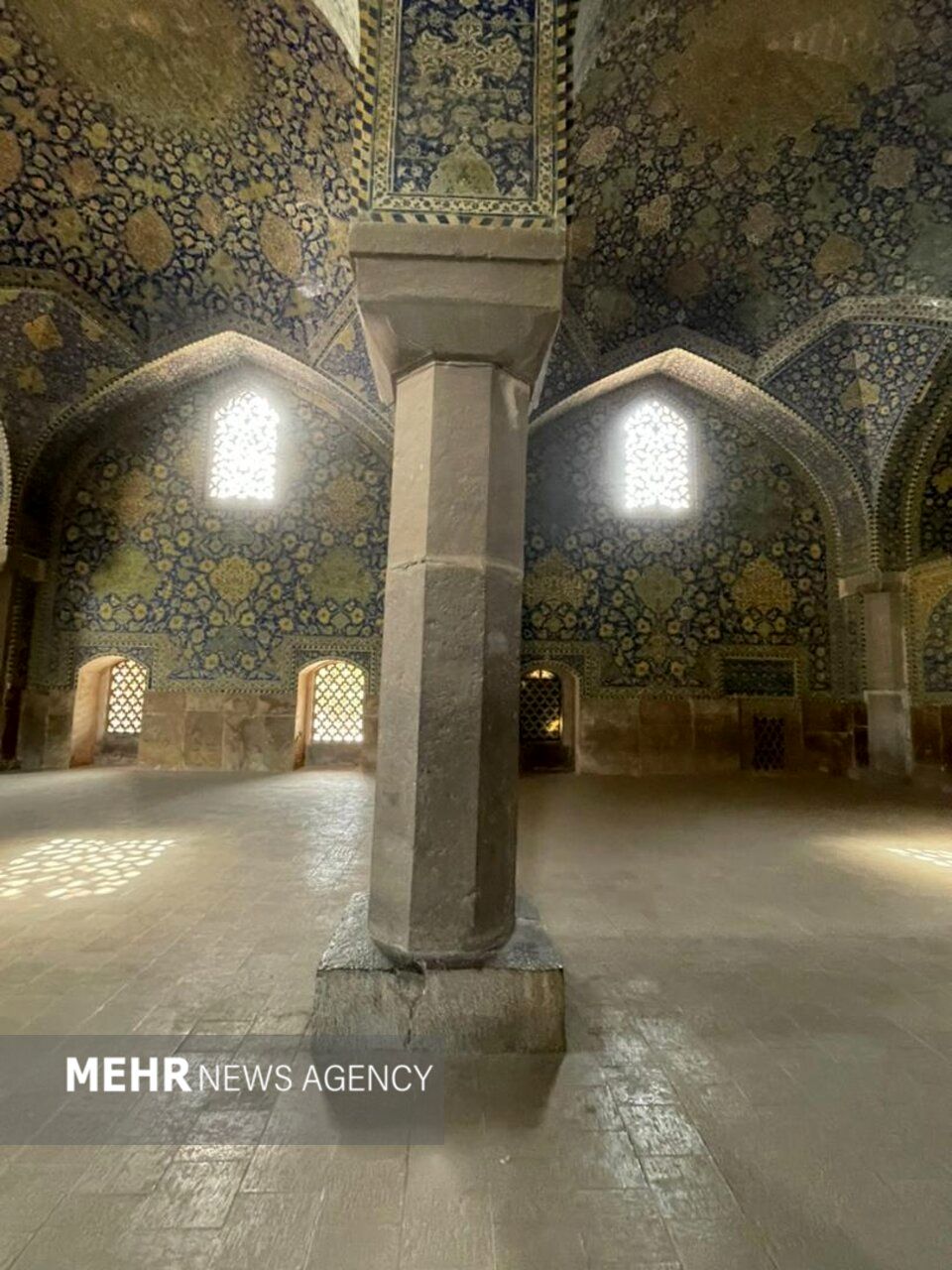 گنبد و ستون‌های مسجد جامع اصفهان ترک خورد