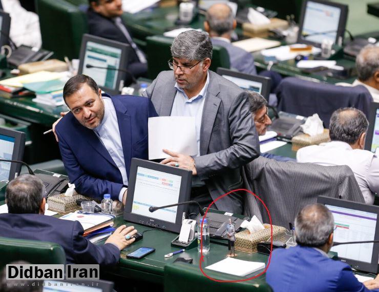 ماکت سردار سلیمانی روی میز کار نماینده مجلس