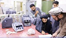 چرا طالبان، پول ملی افغانستان را ارزش بخشید اما ریال ایران به قهقرا رفته است؟
