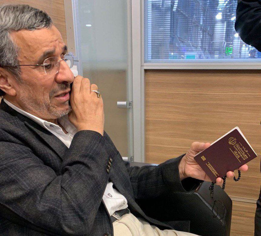 احمدی‌نژاد در لحظه پس گرفتن پاسپورت