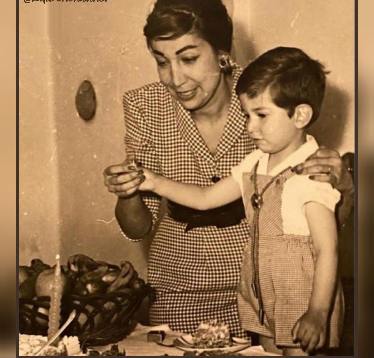 آتیلا پسیانی و مادرش در سال‌های کودکی