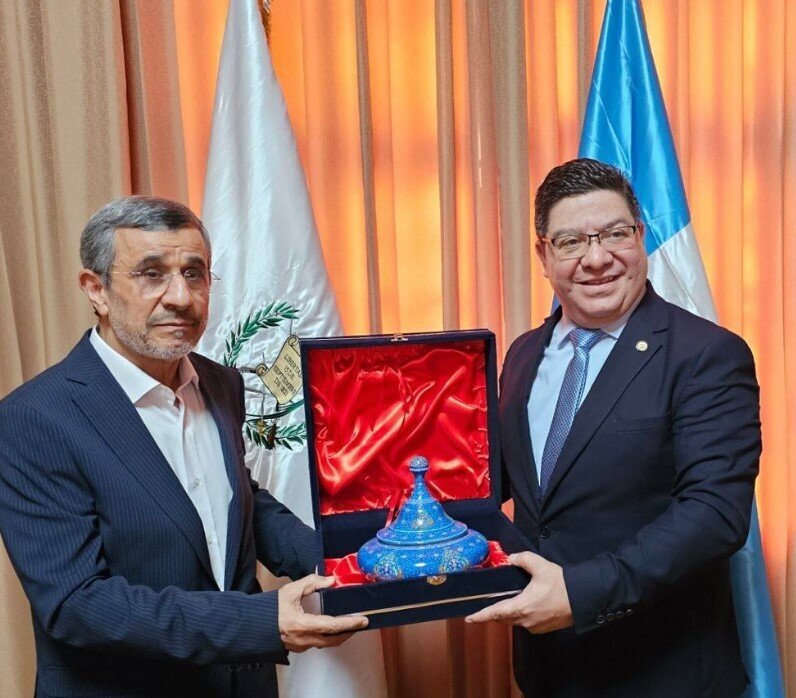 هدیه ارزان قیمت احمدی نژاد به وزیر گواتمالایی + عکس