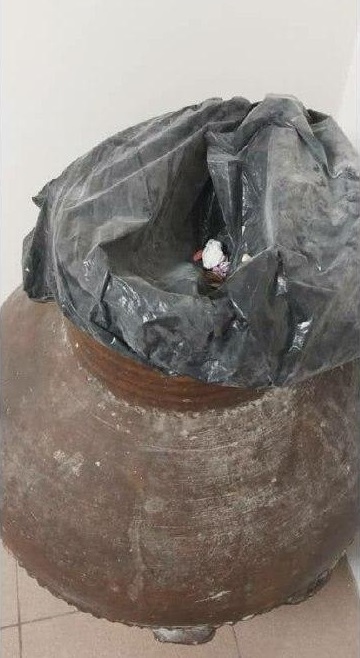 استفاده از یک خمره باستانی به عنوان سطل آشغال در موزه رشت