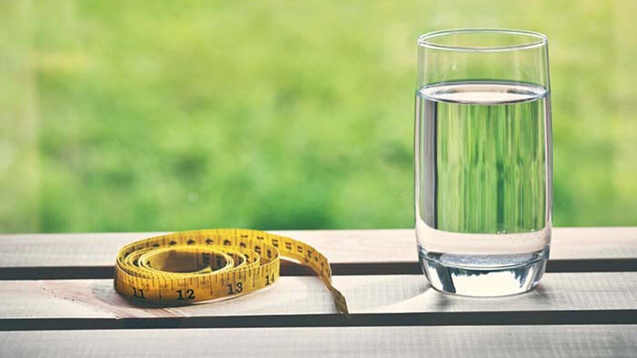 نوشیدن آب بیشتر منجر به کاهش وزن می‌شود؟