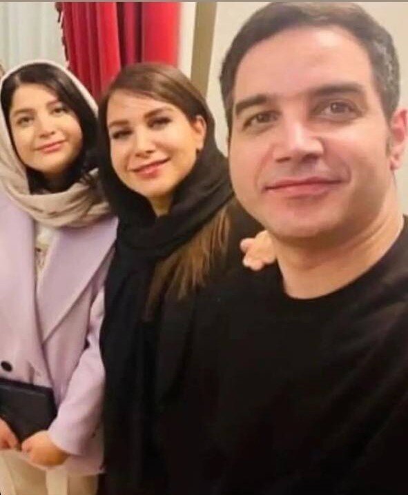 سلفی محسن یگانه در کنار دو خواهرش