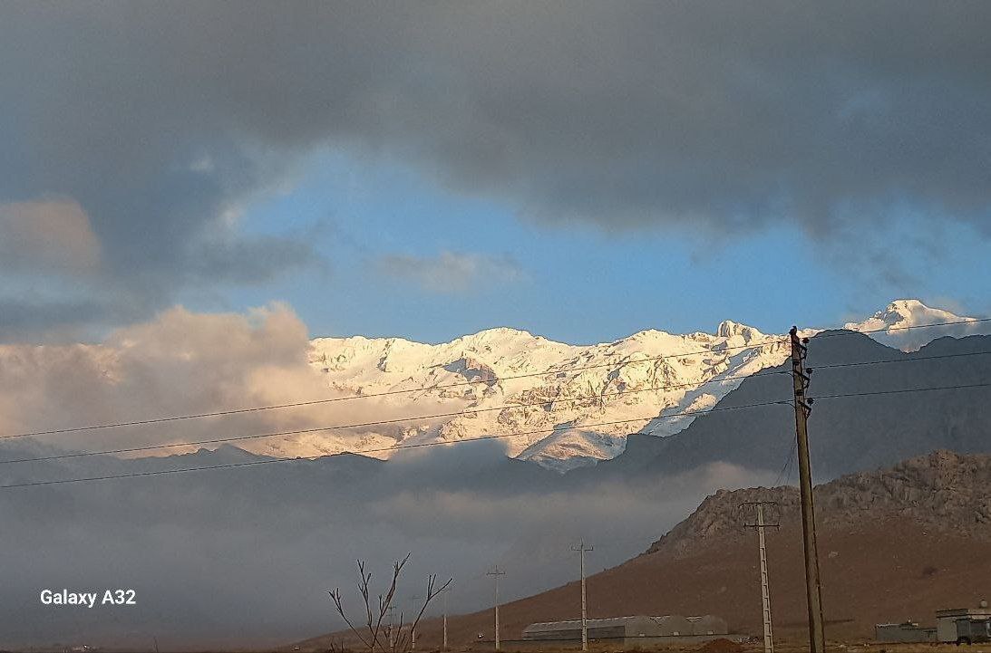 عکس /بارش برف در کوهستان پرآو - کرمانشاه