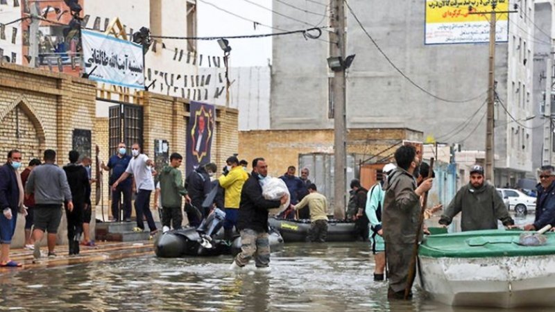 فیلم/ پیاده شدن آقای شهردار با اجبار مردم معترض در بازدید از سیل