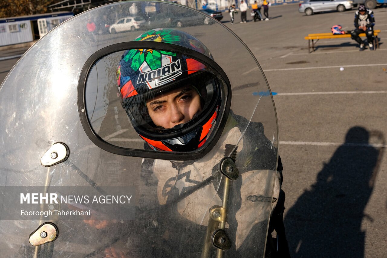 ژست جالب زنان موتورسوار در تهران