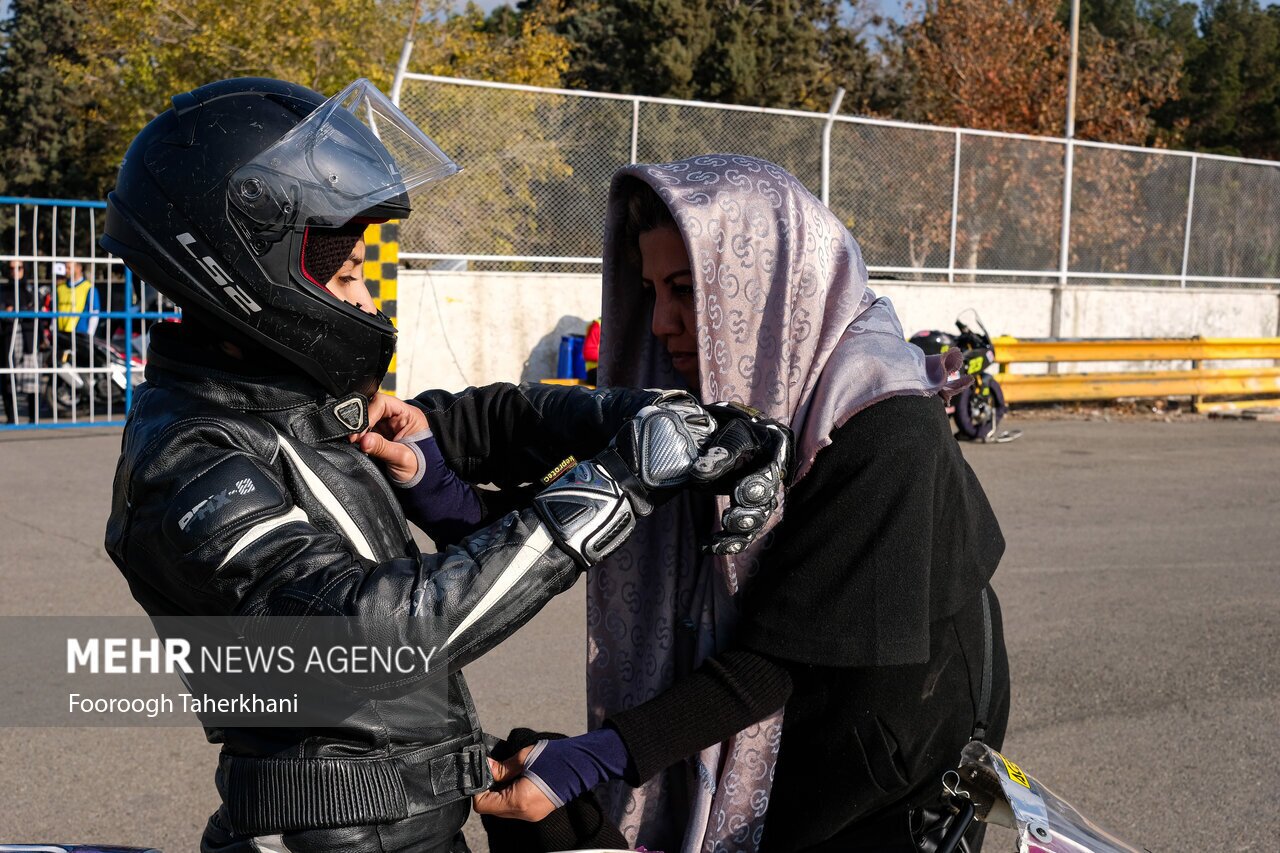 ژست جالب زنان موتورسوار در تهران