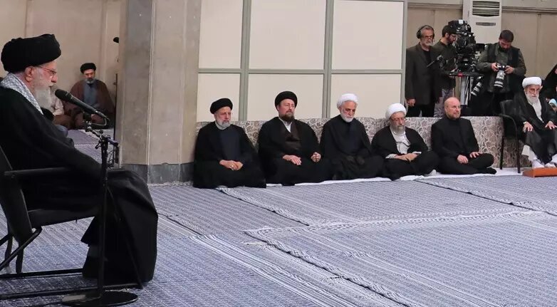 عکس/ سیدحسن خمینی و سیدمجتبی خامنه‌ای در دیدار مسئولان نظام با رهبری