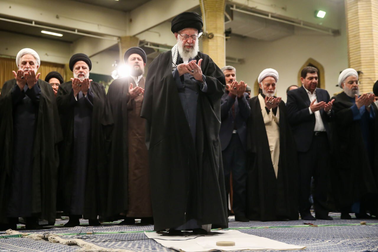 نماز خواندن روحانی، سیدحسن خمینی، رئیسی و محسنی اژه‌ای پشت سر رهبری