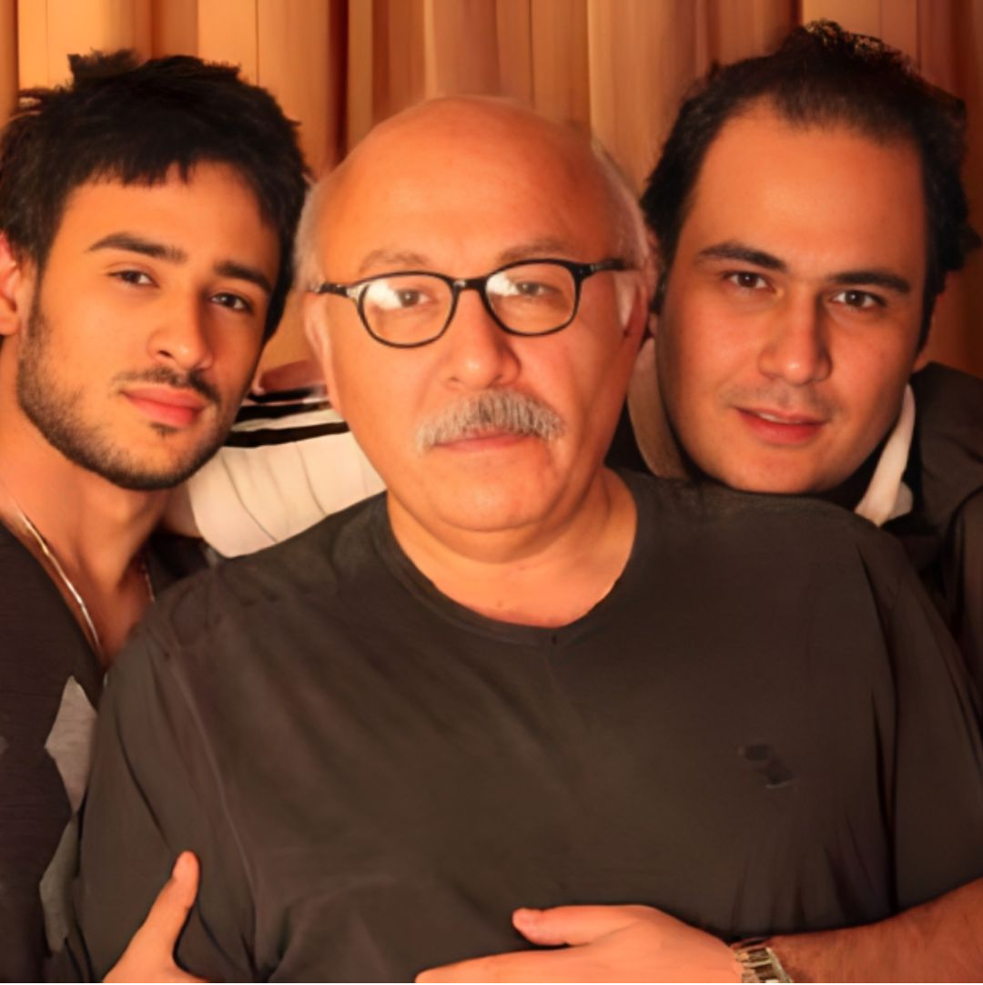 عکسی قدیمی از رضا داوودنژاد در کنار پدر و برادرش