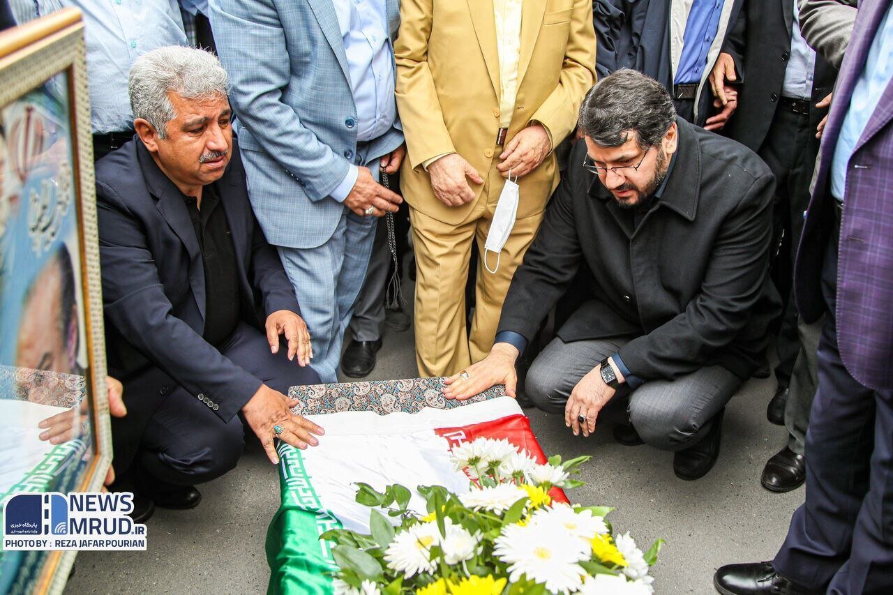 عکس/ احمدی نژاد درحال فاتحه خوانی بر پیکر وزیر دولتش