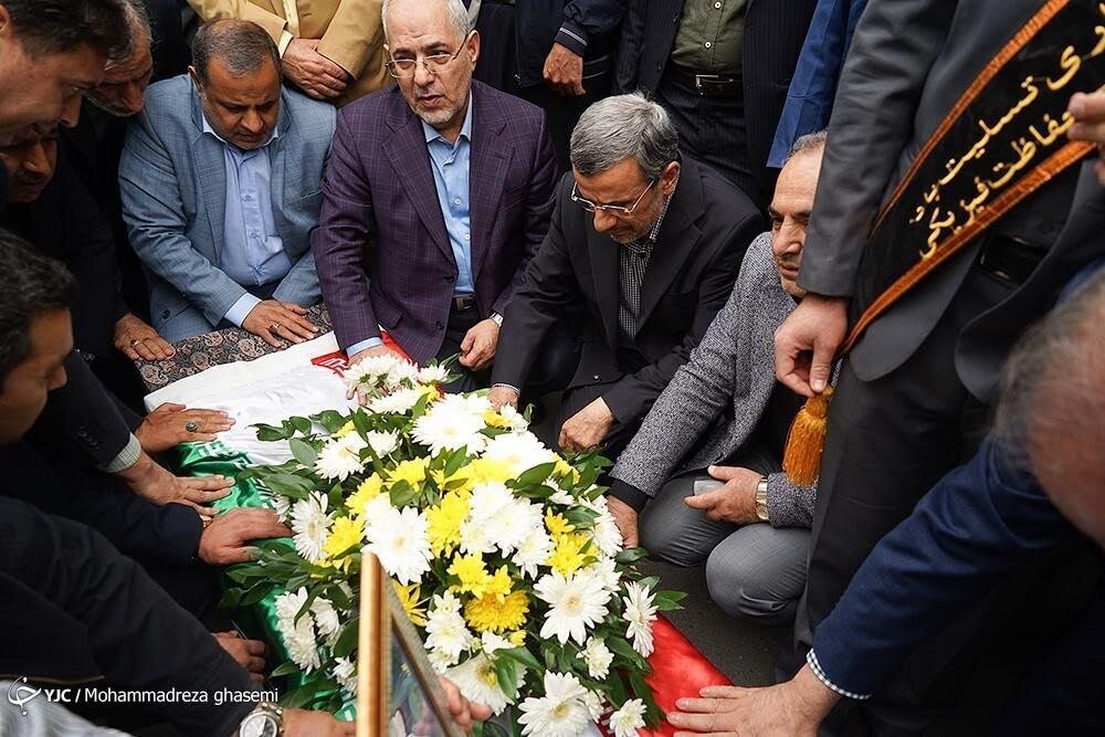 عکس/ احمدی نژاد درحال فاتحه خوانی بر پیکر وزیر دولتش