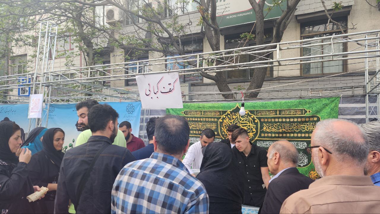 عکس/ توزیع بال کبابیِ صلواتی در مصلی تهران