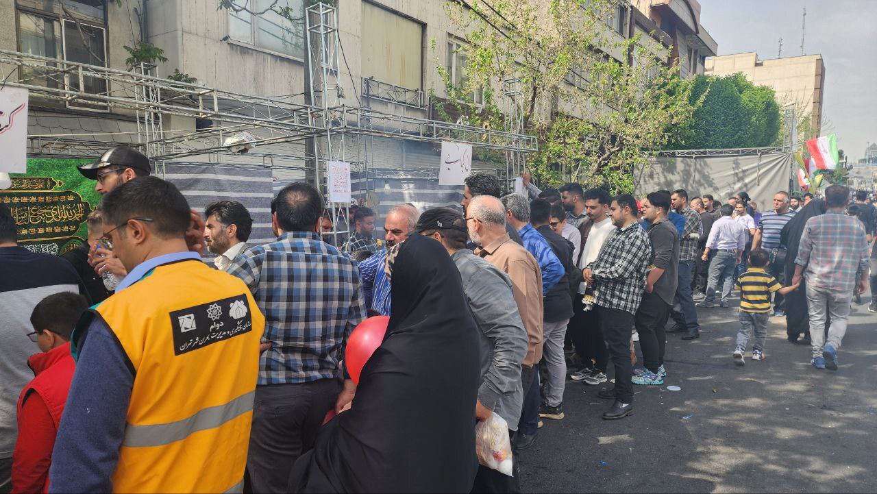 عکس/ توزیع بال کبابیِ صلواتی در مصلی تهران