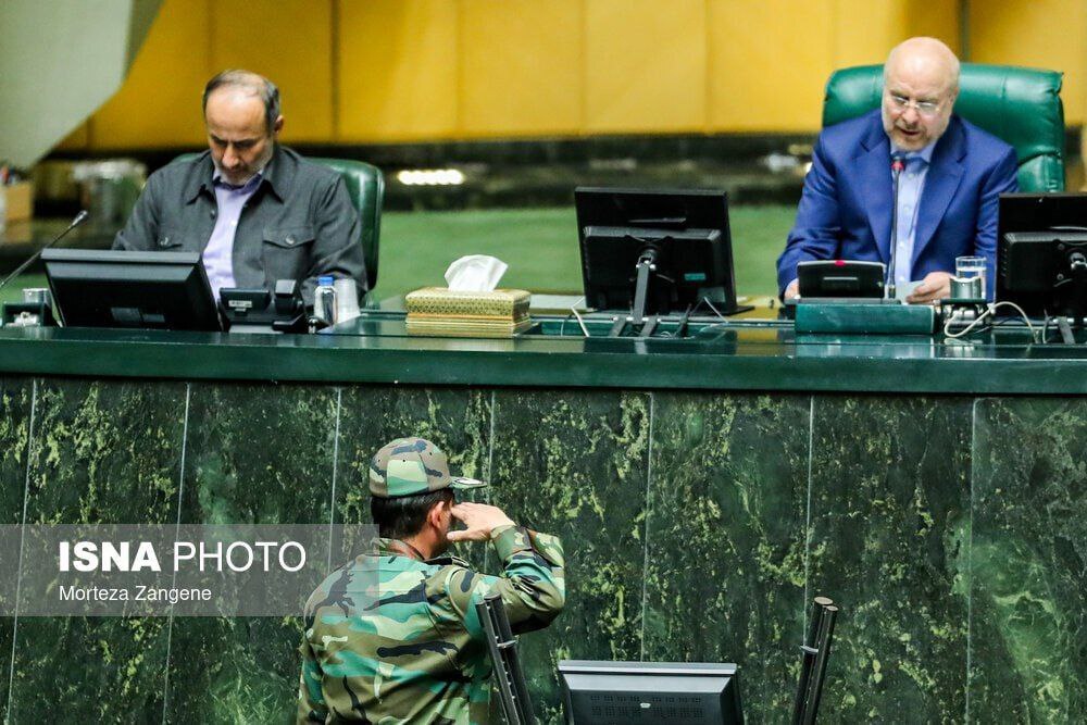 عکس/احترام نظامی به محمدباقر قالیباف در صحن علنی مجلس