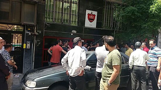 تجمع هواداران پرسپولیس در مقابل باشگاه