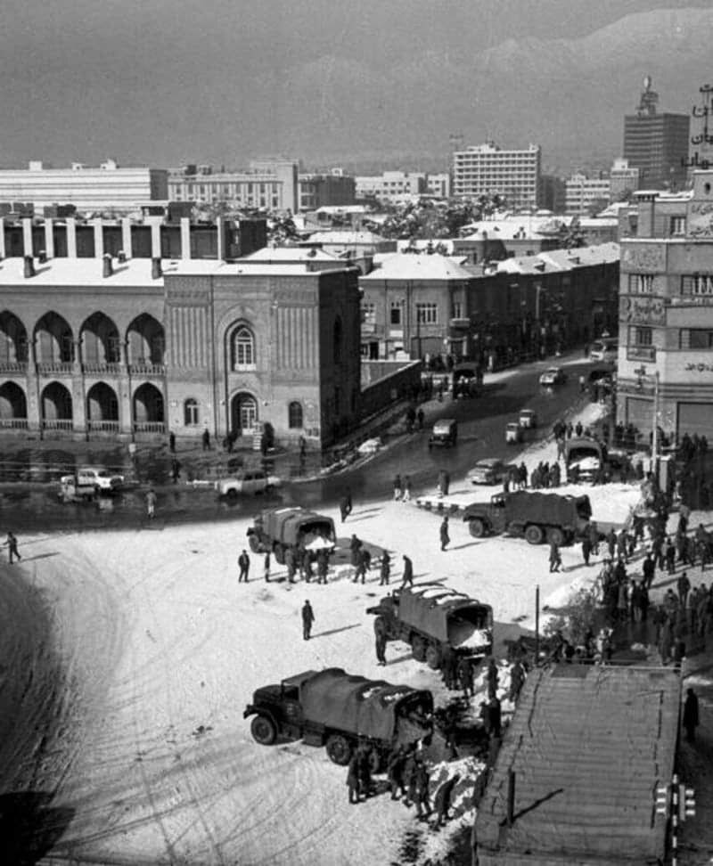 جمع آوری برف با کامیون در تهران حدود ۶۵ سال پیش