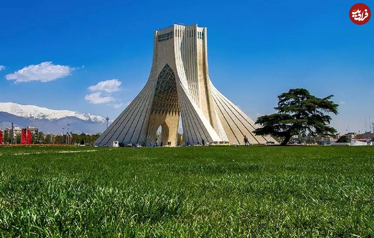 آسمان آبی بر فراز میدان آزادی تهران در دهه ۵۰