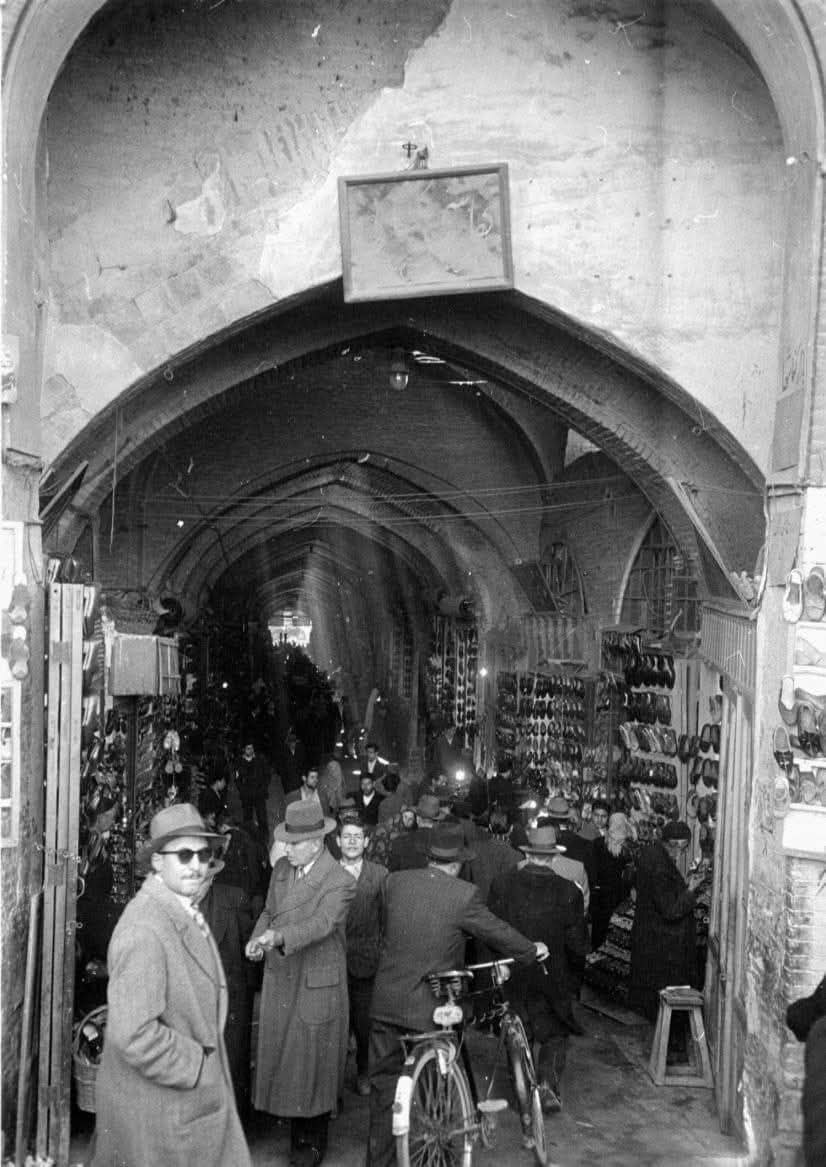 ورودی بازار کفاش‌ها در تهران ۷۰ سال پیش