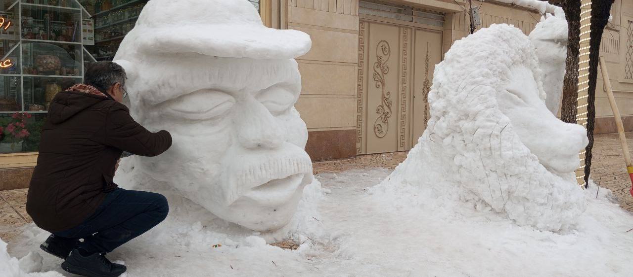 این پرتره‌های برفی در سلماس را یک شهروند خوش ذوق به‌ نام مهدی سلماسی خلق کرده که مورد توجه  شهروندان قرارگرفته است