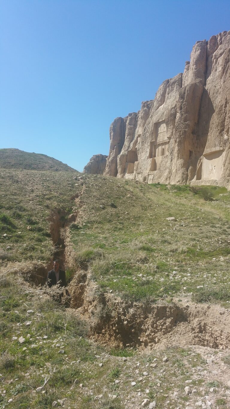 زمین زیر پای تخت‌جمشید می‌لرزد، فرونشست در مرودشت به آثار باستانی ایران رسید/هجوم چاه‌های غیرمجاز به قلب تاریخ