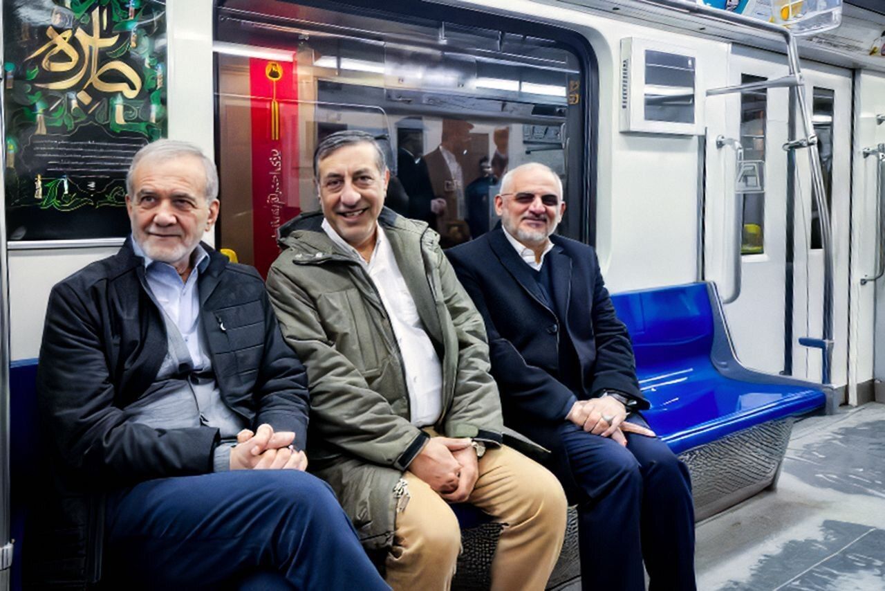 عکس یادگاری با پزشکیان در مترو