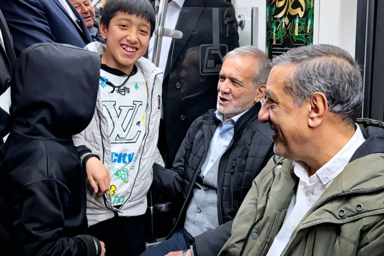 عکس یادگاری با پزشکیان در مترو