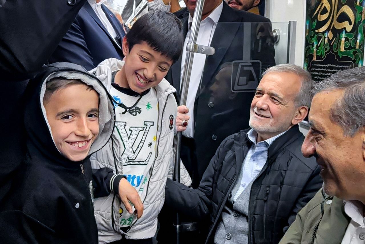 عکس یادگاری با پزشکیان در مترو