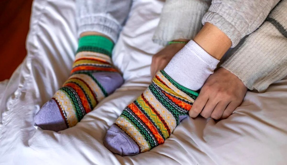 پوشیدن جوراب پیش از خواب پوشیدن جوراب پیش از خواب