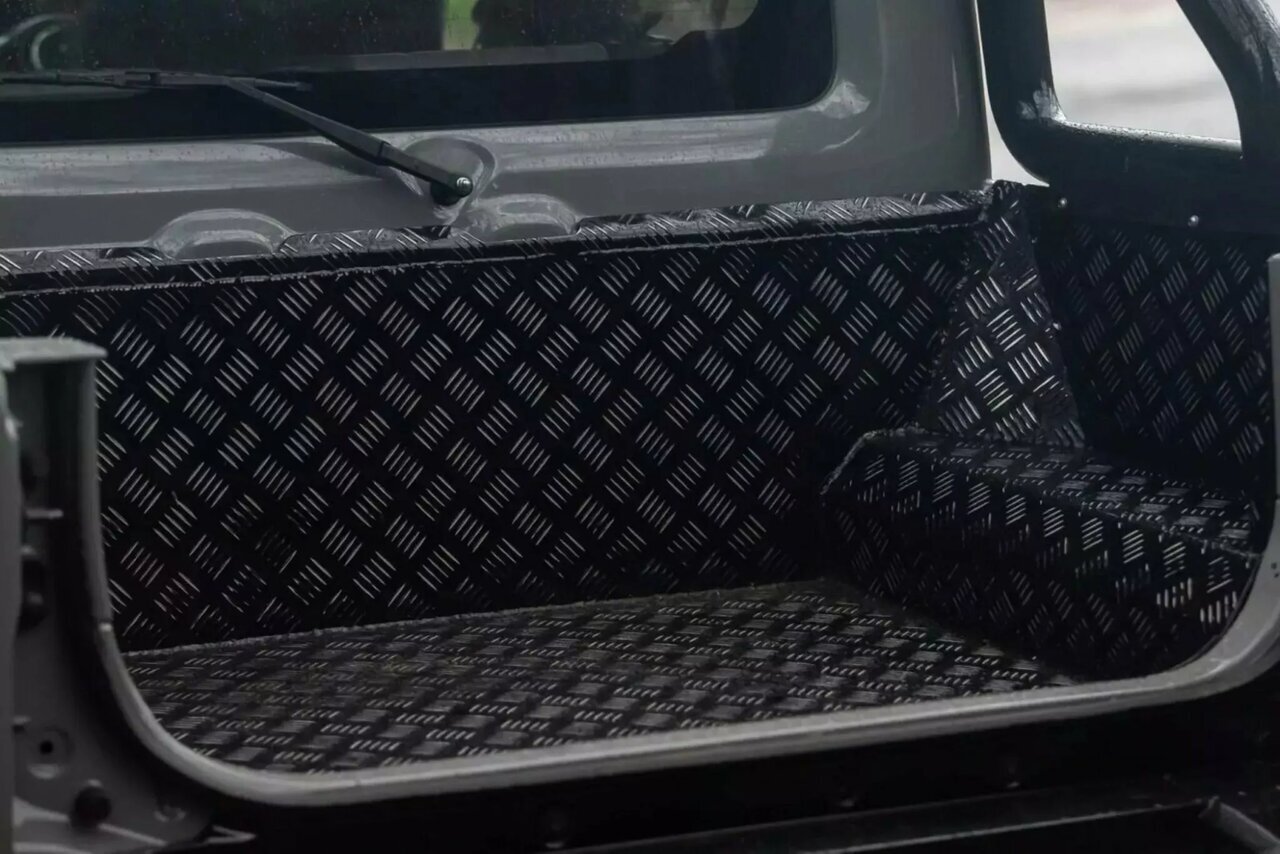 سوزوکی جیمنی ۶ چرخ به بازار آمد