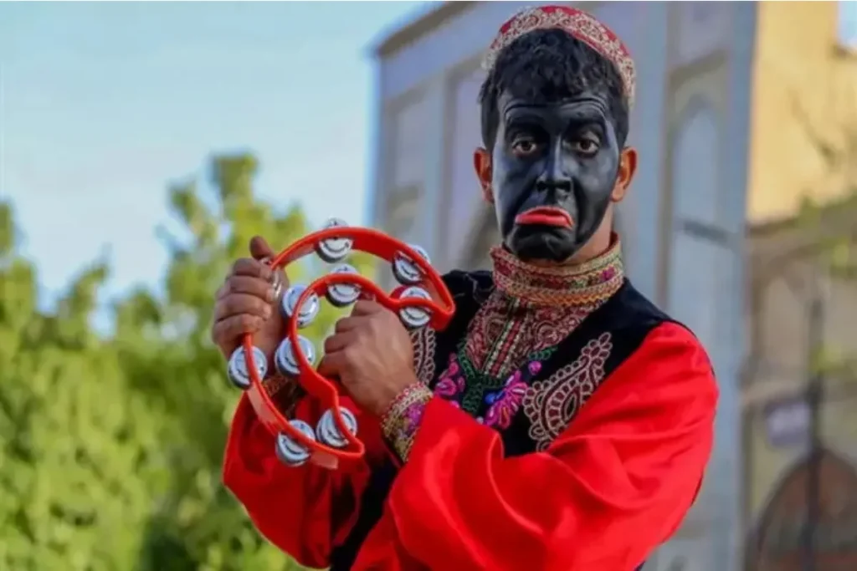 حاجی فیروز کیست و چرا صورتش سیاه است؟