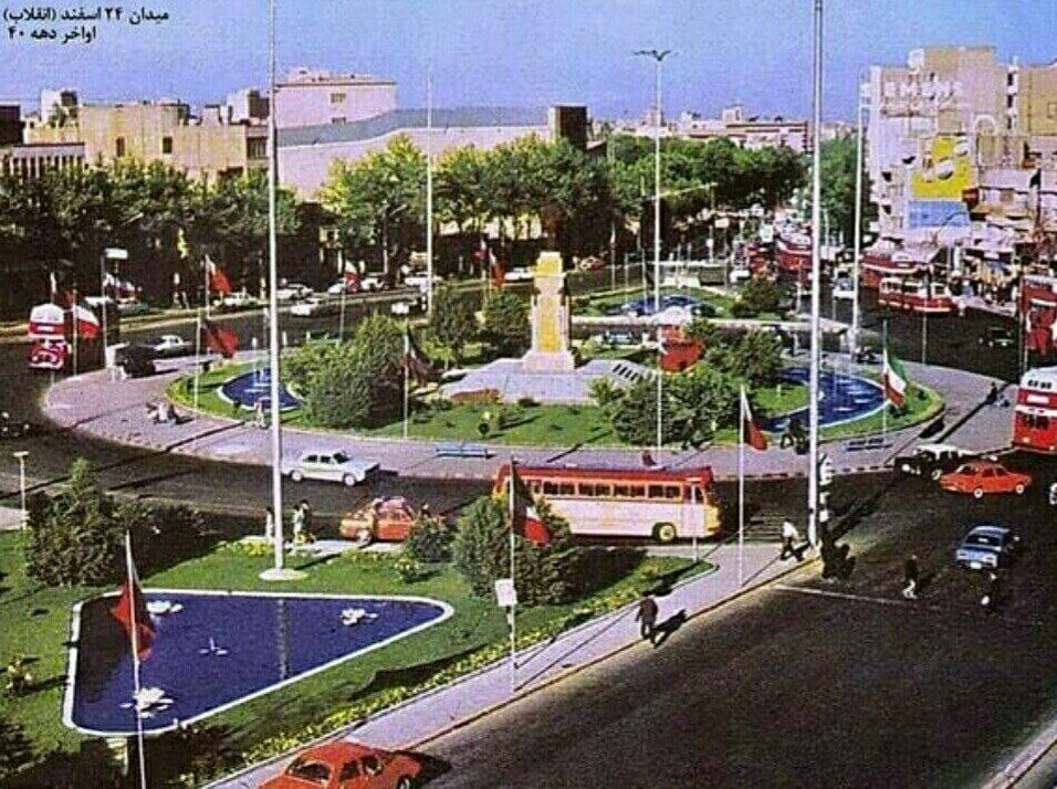 میدان رنگارنگ و سرسبز انقلاب تهران ۶۰ سال پیش