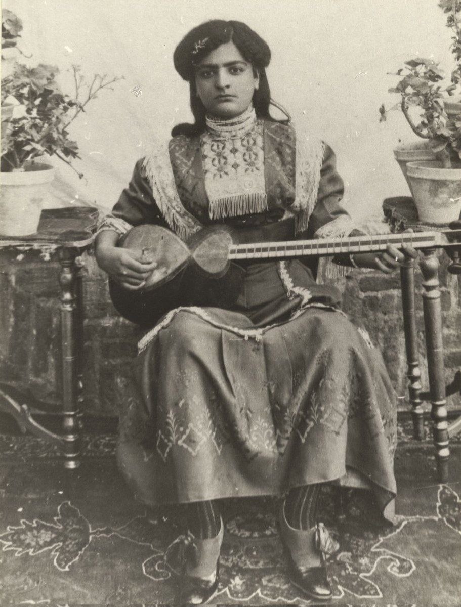 اکرم دندون طلا نوازنده