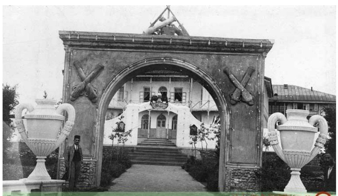 سر دری زیبا از یک اداره در بندر انزلی در دوران پهلوی اول