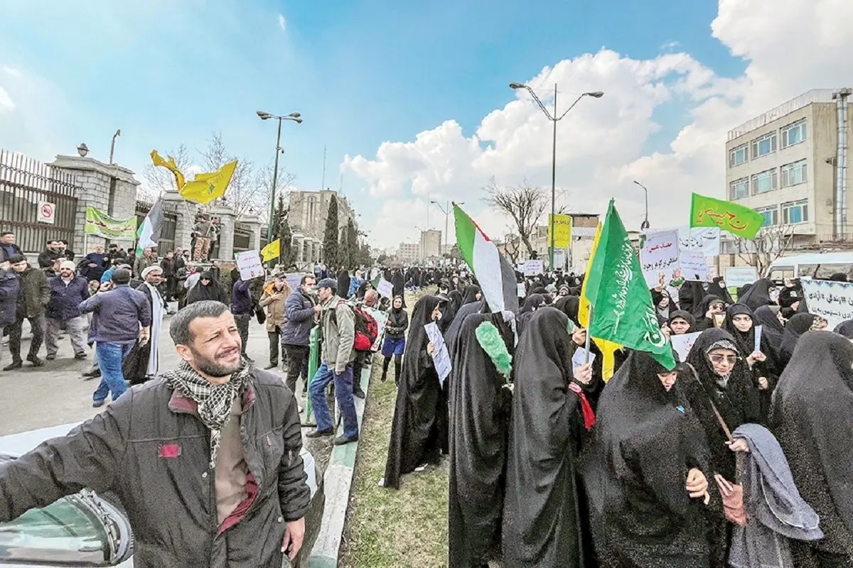 جمع حامیان قانون حجاب مقابل مجلس/لشکرکشی خیابانی تندرو‌ها