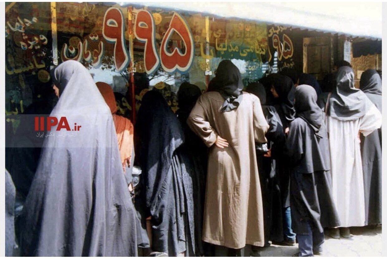 صف یک فروشگاه پوشاک ۹۹۵ تومنی حدود ۳۵ سال پیش