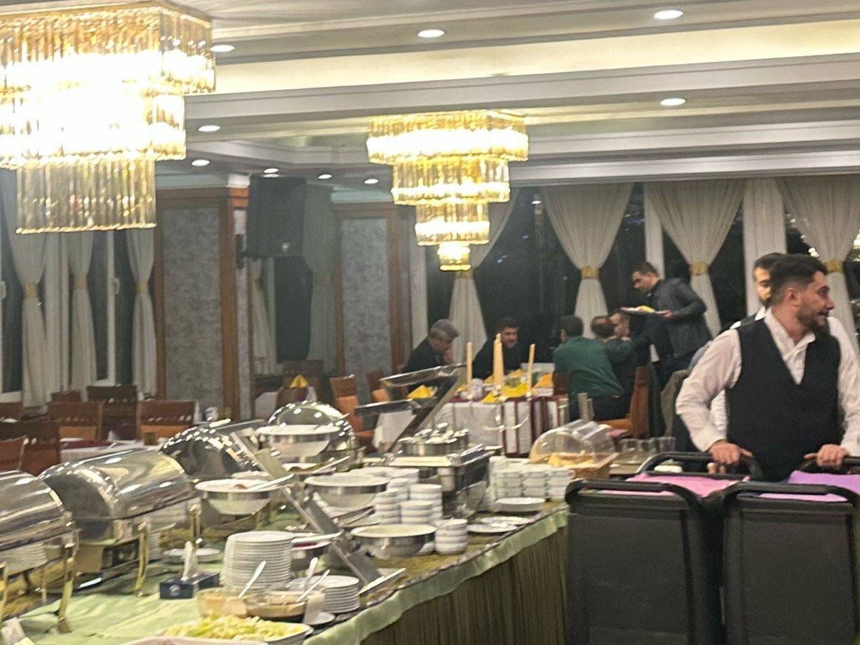 عکس/ بریز و بپاش شبانه کاندیدای هیئت در آستانه انتخابات