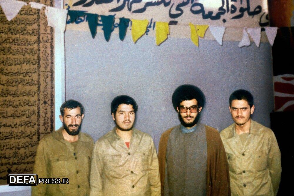 عکسی از شهید سیدحسن نصرالله در کنار رزمندگان دفاع مقدس