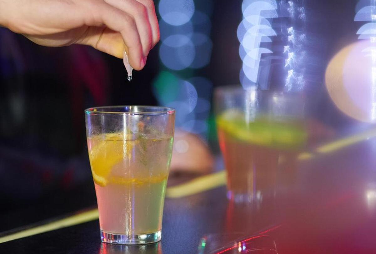 آزار و اذیت زن جوان آزار و اذیت زن جوان