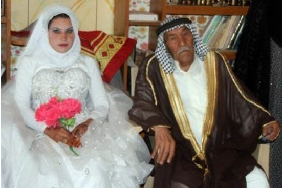 عروس ۲۲ ساله در کنار داماد ۹۲ ساله