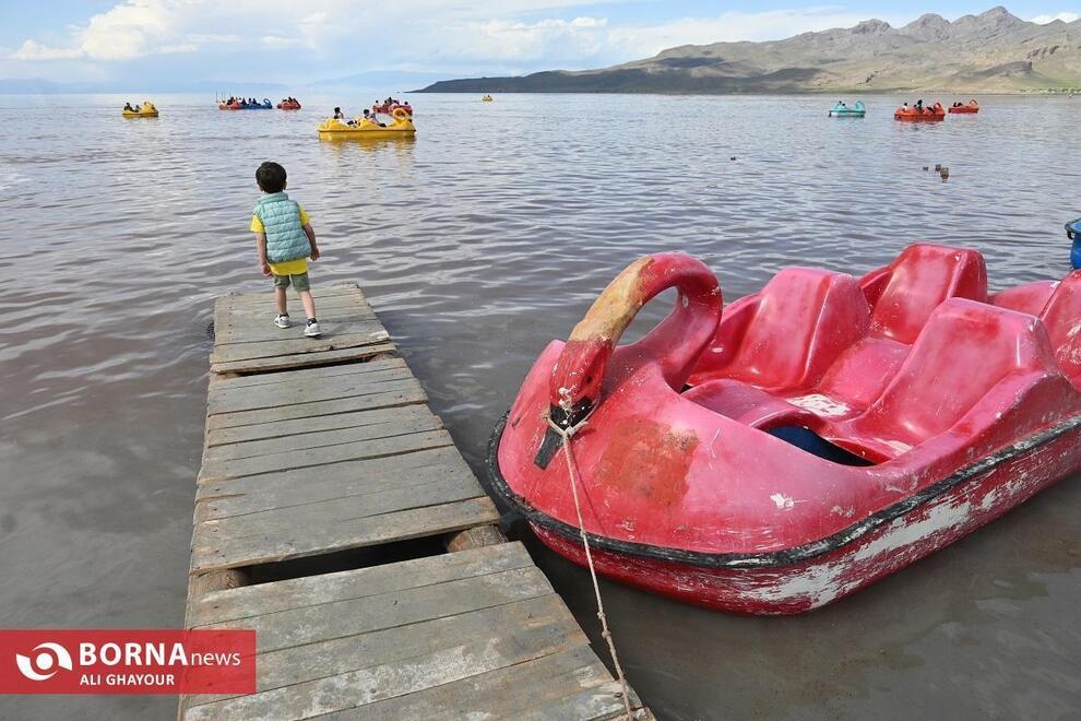 عکس/ رونق قایق سواری در دریاچه ارومیه