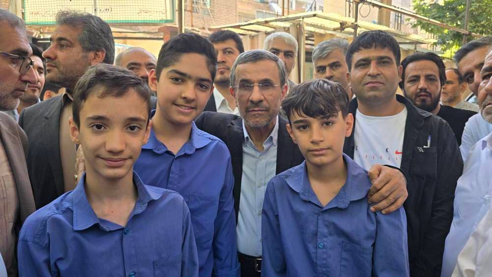 عکس/ احمدی‌نژاد رسما با این حرکت وارد رقابت انتخابات شد